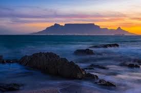 Een foto van de Tafelberg in Zuid Afrika bij zonsopgang